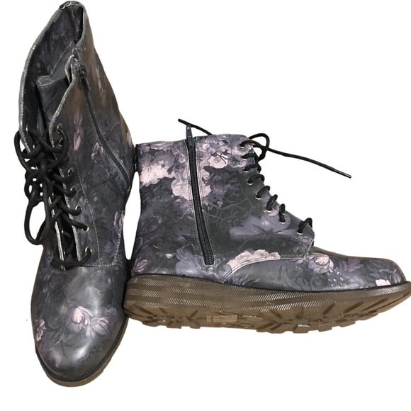 Dolce Vita "Cobain" Gray Floral Boots - Size 9 NWT - Picture 4 of 7